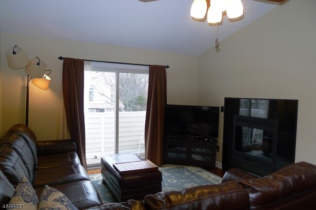 Building Photo - 9 Wood Duck Pond Rd