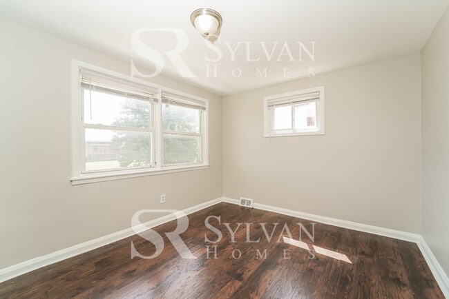 Building Photo - The living is easy in this 3 bedroom, 1 bathroom townhome