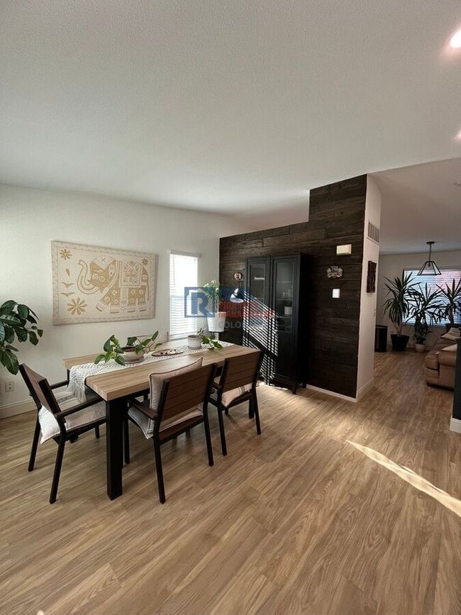 Building Photo - 9597 Fox Den Dr