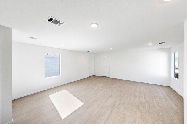 Building Photo - 1 MONTH FREE RENT WITH 18 - 24 MONTH LEASE!!! AVAILABLE THROUGH MAY ONLY! INTERNET INCLUDED!