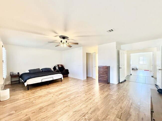 Building Photo - AVAILABLE NOW!! GORGEOUS 2 BEDROOM 2 BATHROOM Home in Palm Desert!