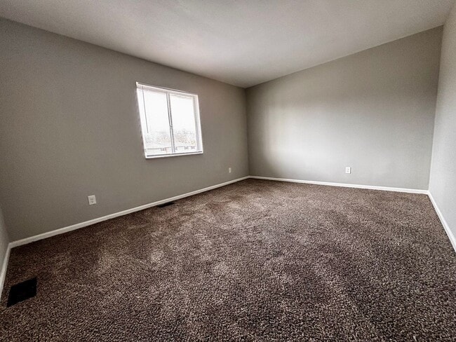 Building Photo - Newly Renovated 2 bedroom 1.5 bath townhou...