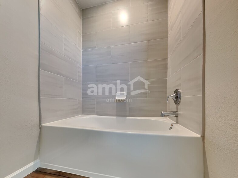 Building Photo - 219 Hemlock Pt