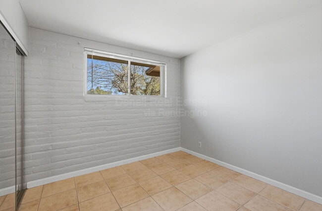 Building Photo - 210 S Alandale Pl