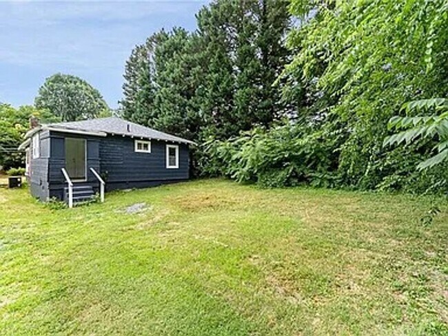 Building Photo - Charming Fully Renovated Cottage Minutes from Downtown!