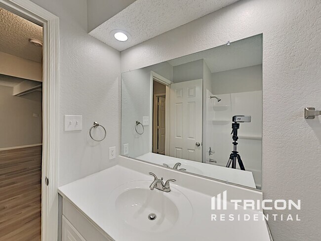 Building Photo - 2908 S Meadow Dr