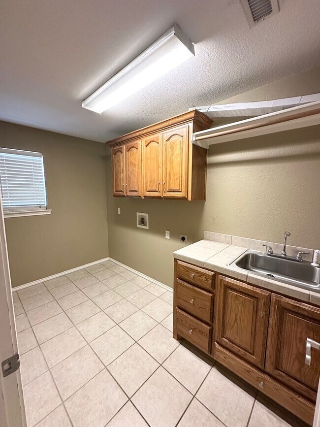 Building Photo - 4 Bed 3 Bath Ready to Rent ASAP!