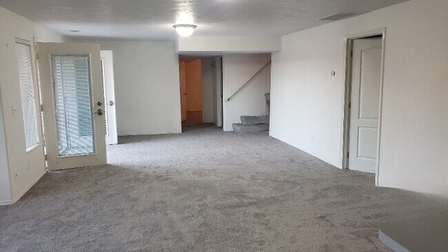 Living room - 740 N Daybreak Dr