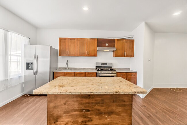 Building Photo - 236 Wood St