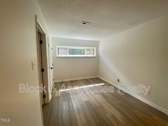 Building Photo - 617 Pine Ridge Pl