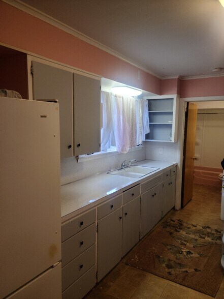 Kitchen - 3093 N Michigan Ave