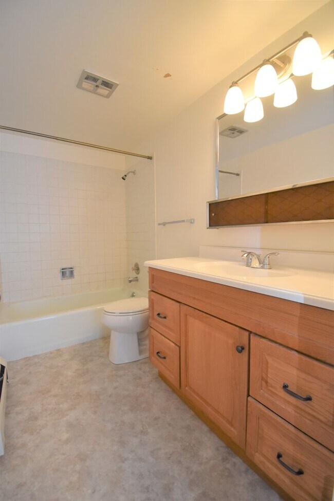 Building Photo - Pet Friendly! Garden Level 2 Bedroom in a ...