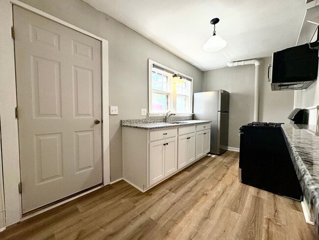 Building Photo - 3 Bedroom 1 Bathroom in York with Sunroom,...