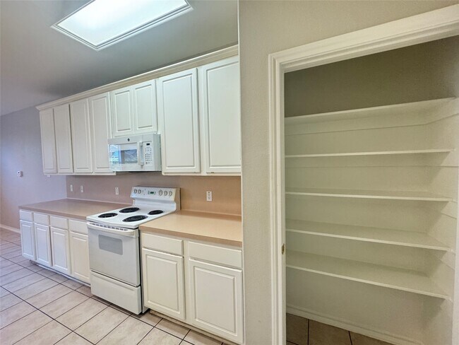 Building Photo - 5711 Vinemont Ln
