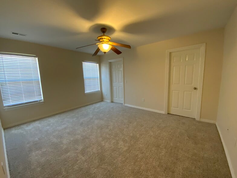 Building Photo - 3605 SW Carriageway Ave