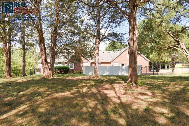 Building Photo - 2107 Londonderry Dr