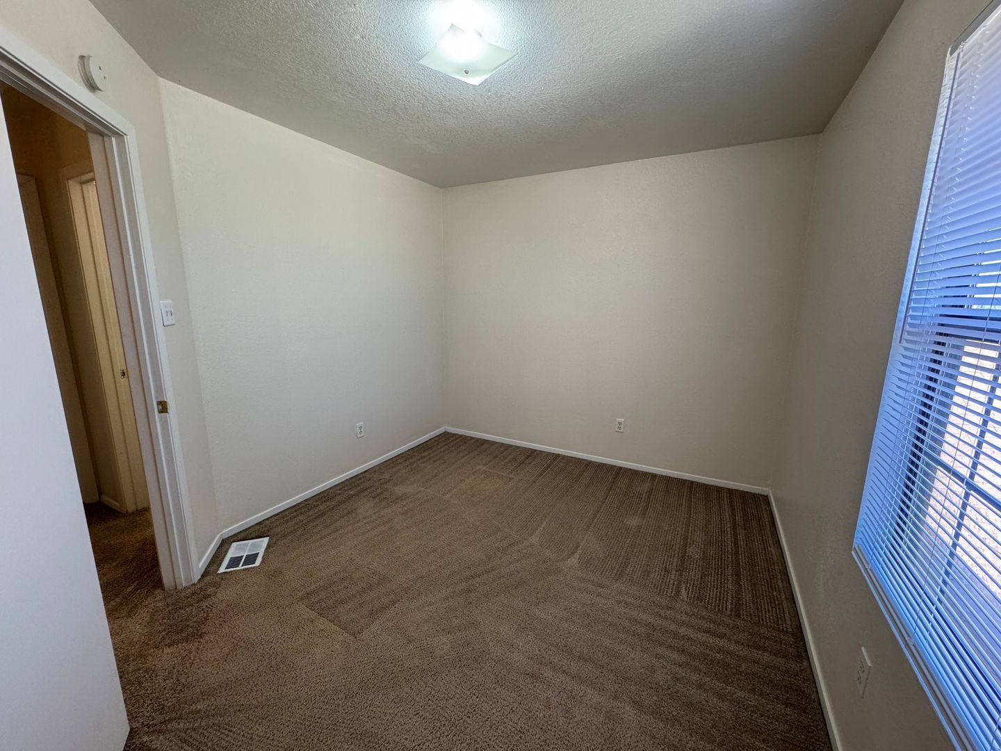 Building Photo - 1100 Leslie Cir