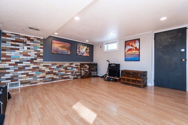 Building Photo - 73 Winfield St