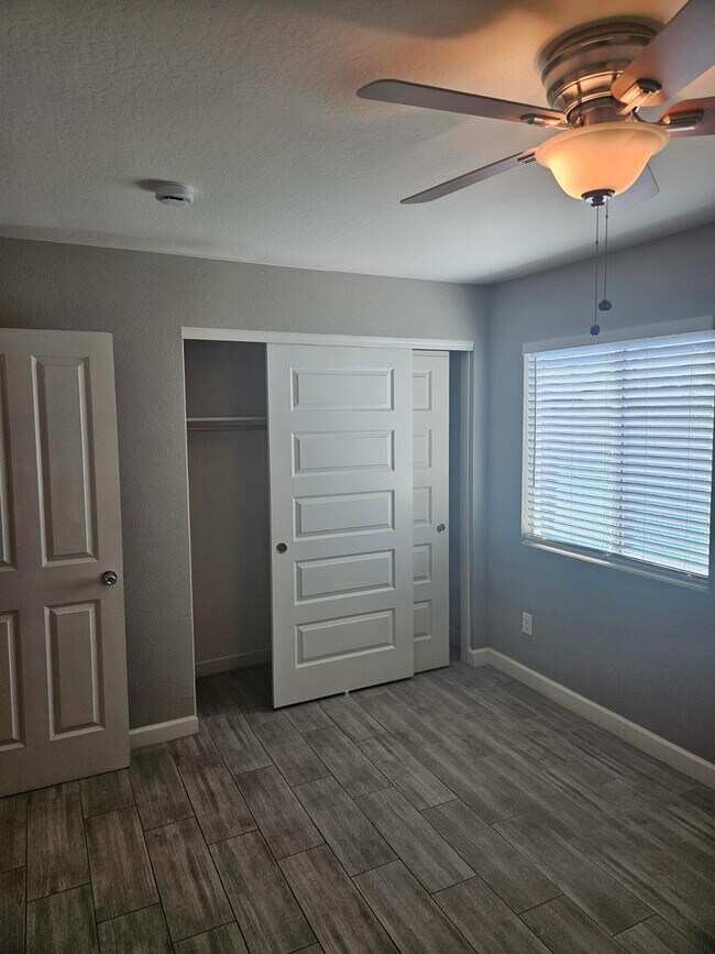 Building Photo - 935 E Roma Ave