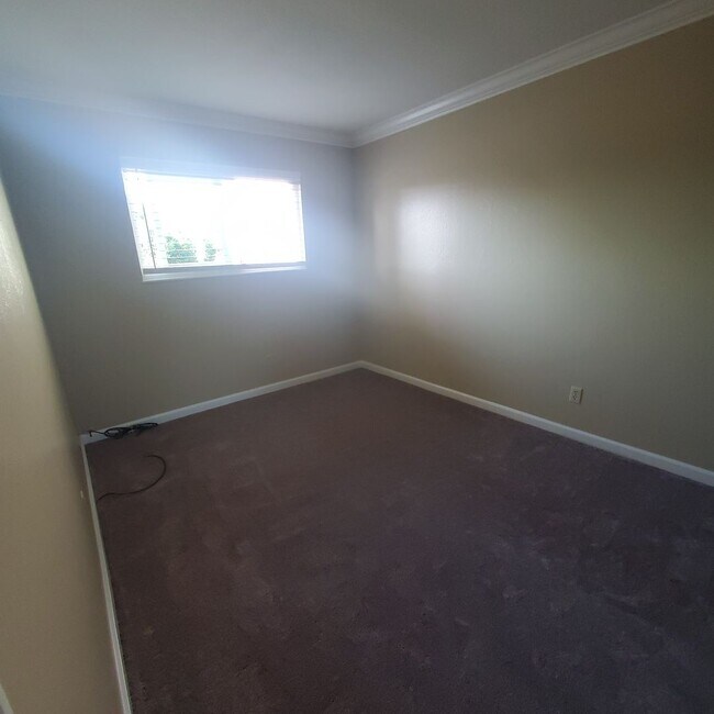 Building Photo - Sparkling Upgrades & Convenient Pleasant H...