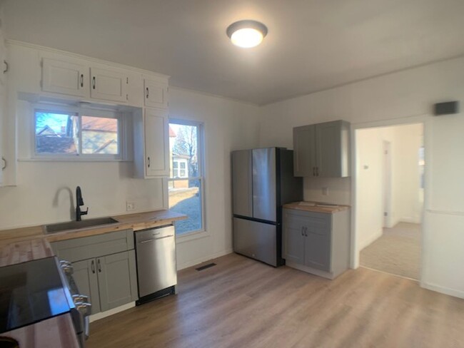 Building Photo - Totally Updated 3 BR/2 BA Single-Family Ho...