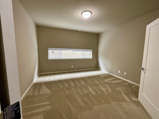 Building Photo - Beautiful and Spacious 4 Bedroom Home in M...