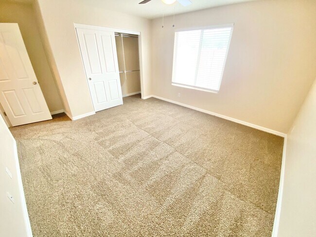 Building Photo - WONDERFUL HENDERSON HOME 3 BEDROOM / 2.5 BATH TWO STORY HOME WITH 2 CAR GARAGE