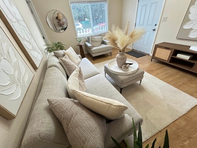 Building Photo - Stunning 4-bedroom, 2-bathroom home