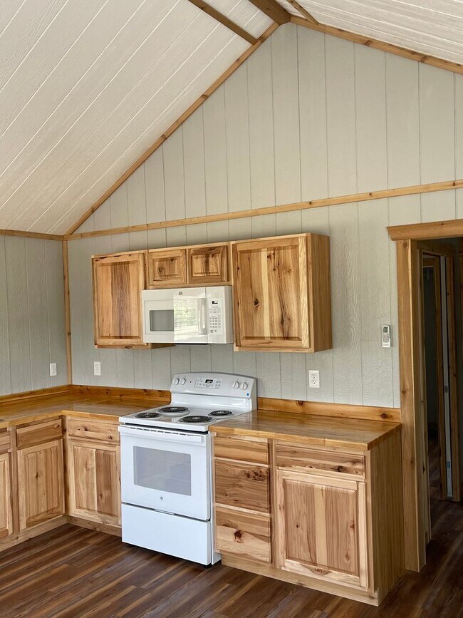 Building Photo - Hill Country Retreat on Acreage in Bandera