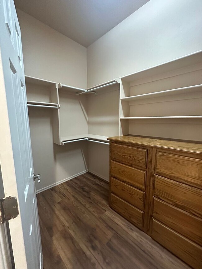 Building Photo - 2504 Thomas Dr