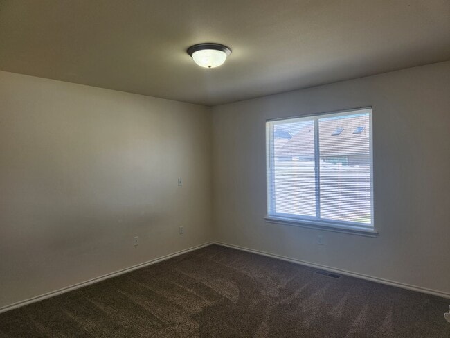 Building Photo - West Valley S. 90th 3br 2ba Double garage,...