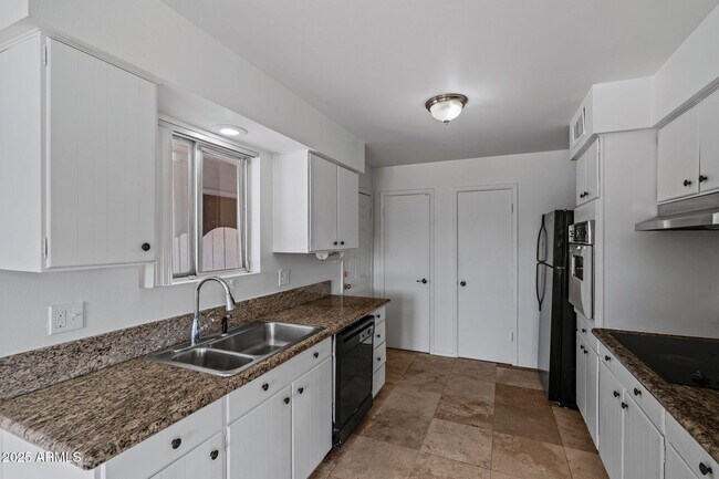 Building Photo - 2346 E Shaw Butte Dr