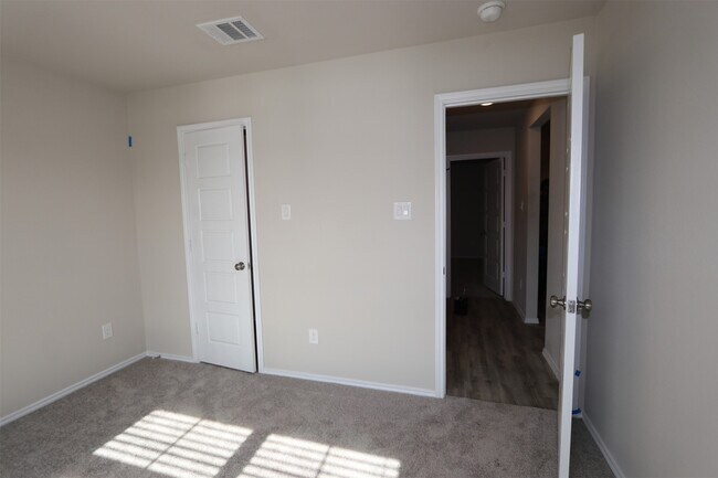 Building Photo - 2015 Levant Ln