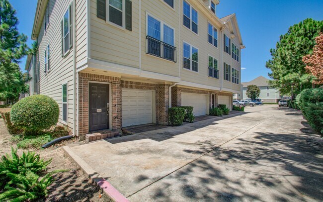 Building Photo - 3001 Murworth Dr