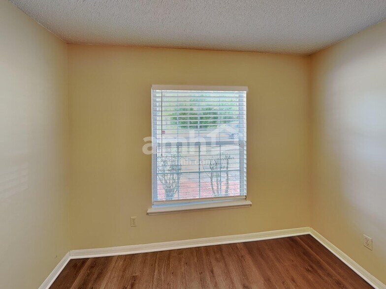 Building Photo - 9051 Rockpond Meadows Dr