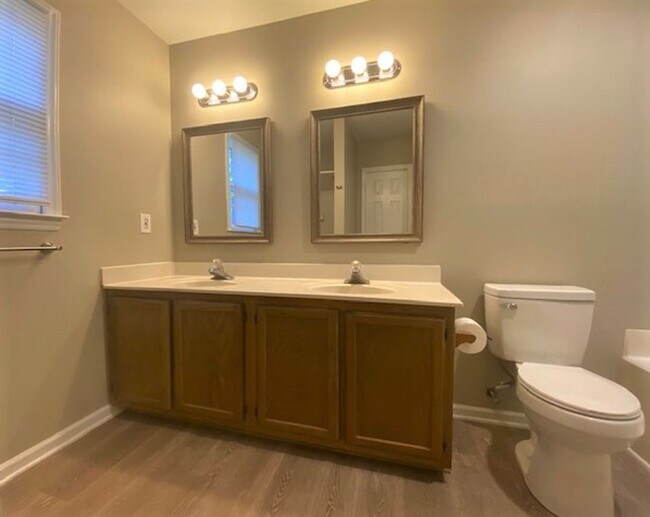 Building Photo - 3 bed, 2 bath 1 1/2 story - East Charlotte...