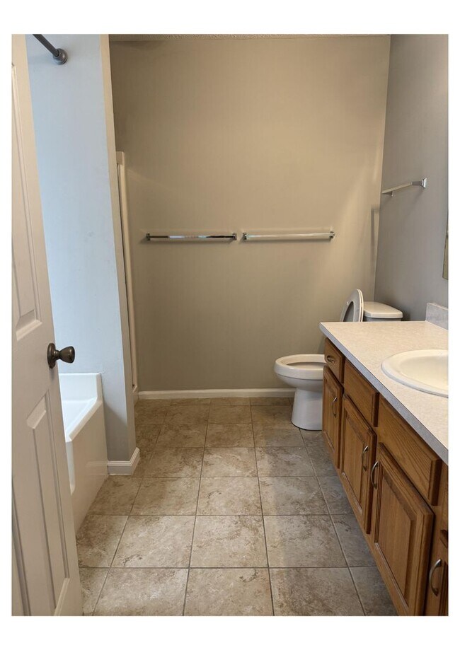 Building Photo - Spacious 2-Bedroom, 2-Bathroom Apartment in Fayetteville