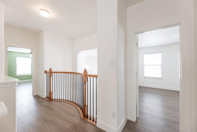 Building Photo - 25951 Ravenside Dr