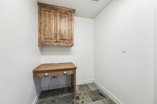 Building Photo - 8017 W Oakwood Ct