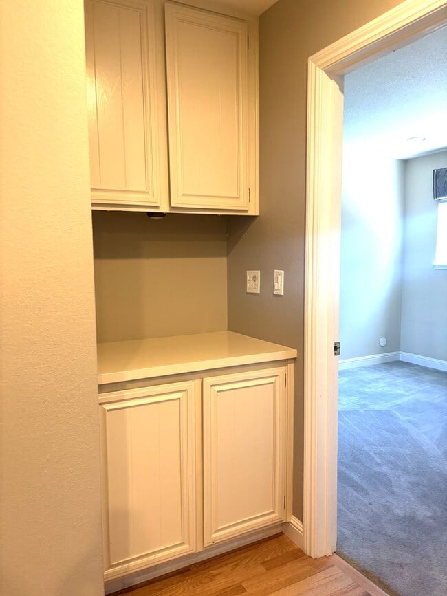 Building Photo - Stunning 4-Bedroom Home on Golf Course wit...