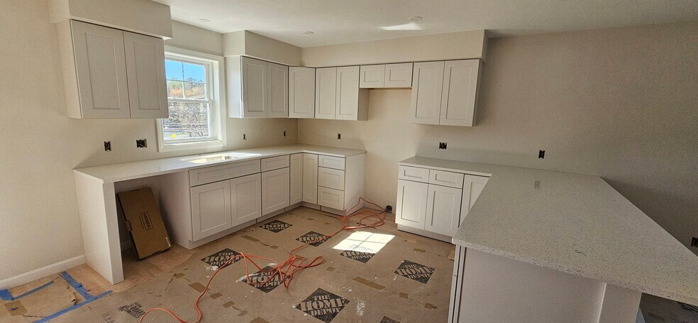 Building Photo - 719 Putnam Pike