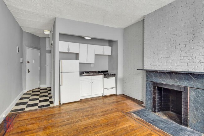 Primary Photo - 51 Leroy St