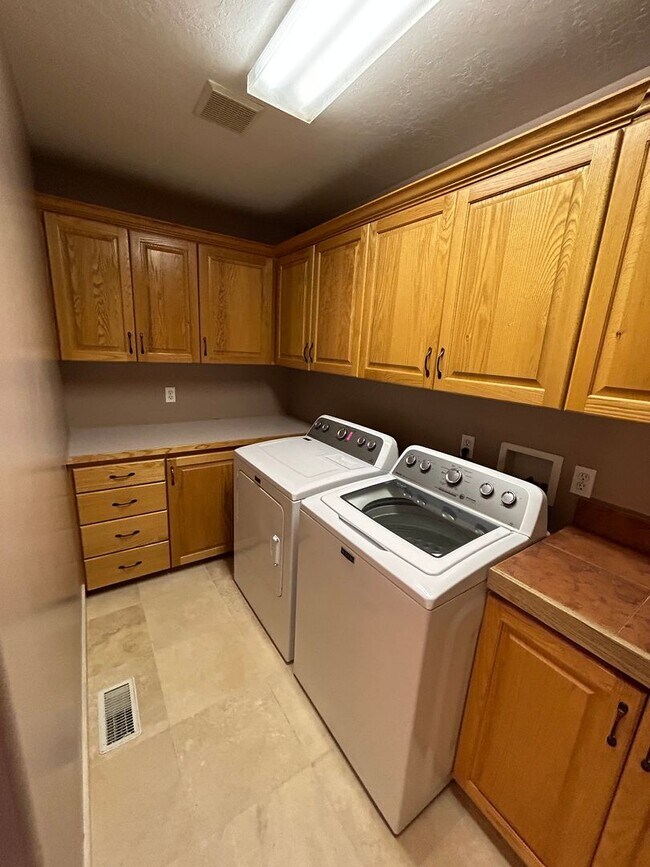 Building Photo - 5 Bedroom 3 Bathroom House in Heber, Utah