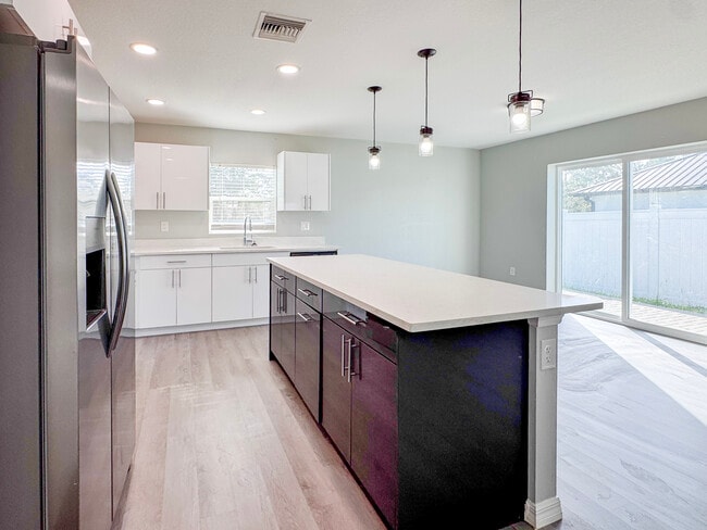 Building Photo - 6827 San Bruno Dr