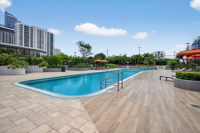 Building Photo - 700 NE 24th St