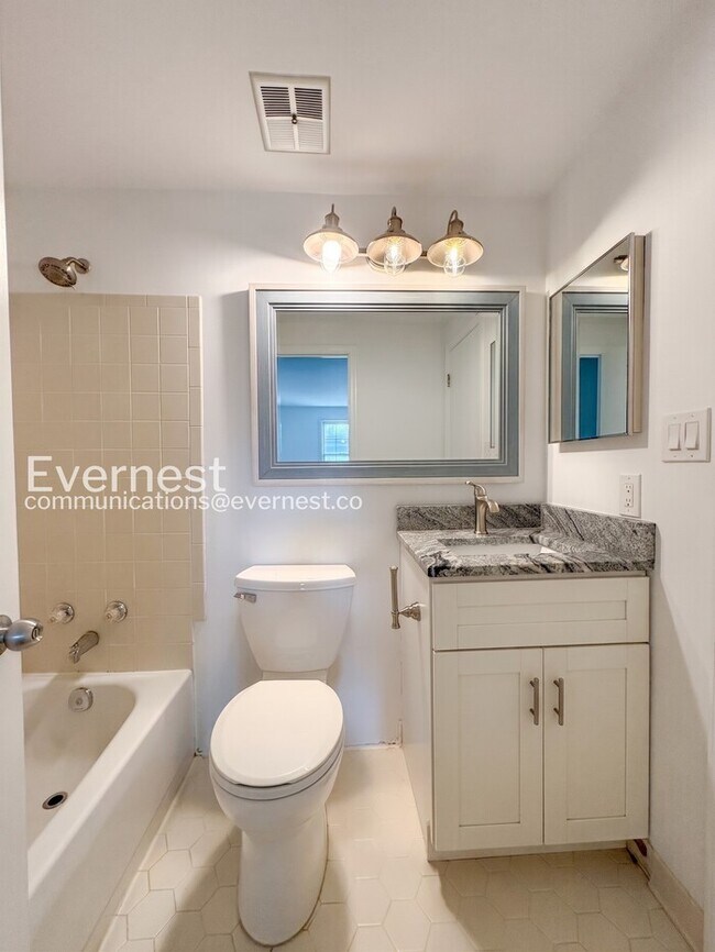 Building Photo - 2 Bed/2 Bath Town Home with Modern Amenities / Vouchers Accepted / Available Now!