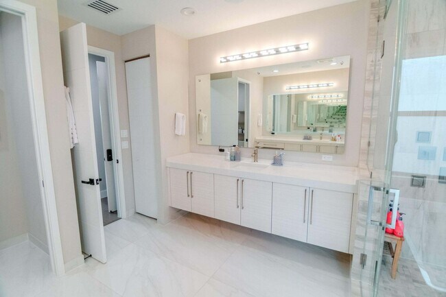 Building Photo - 8305 Fishhawk Falls Ct