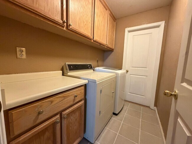 Building Photo - AVAILABLE NOW! Come view this 5 Bedroom single family home in Rocklin!
