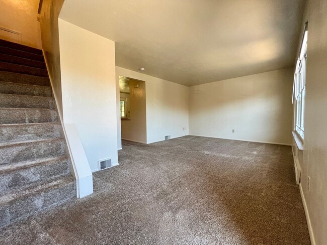 Building Photo - Townhouse in Plum with a Huge Master Bedro...