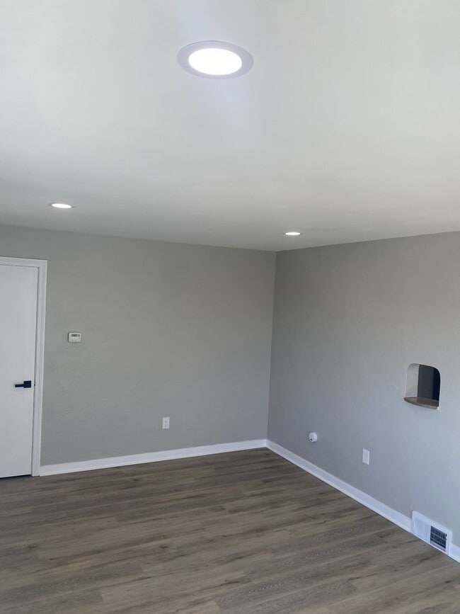 Building Photo - ADORABLE 2 BEDROOM / 1 BATH BRICK RANCH HOME - E McKEEPSPORT